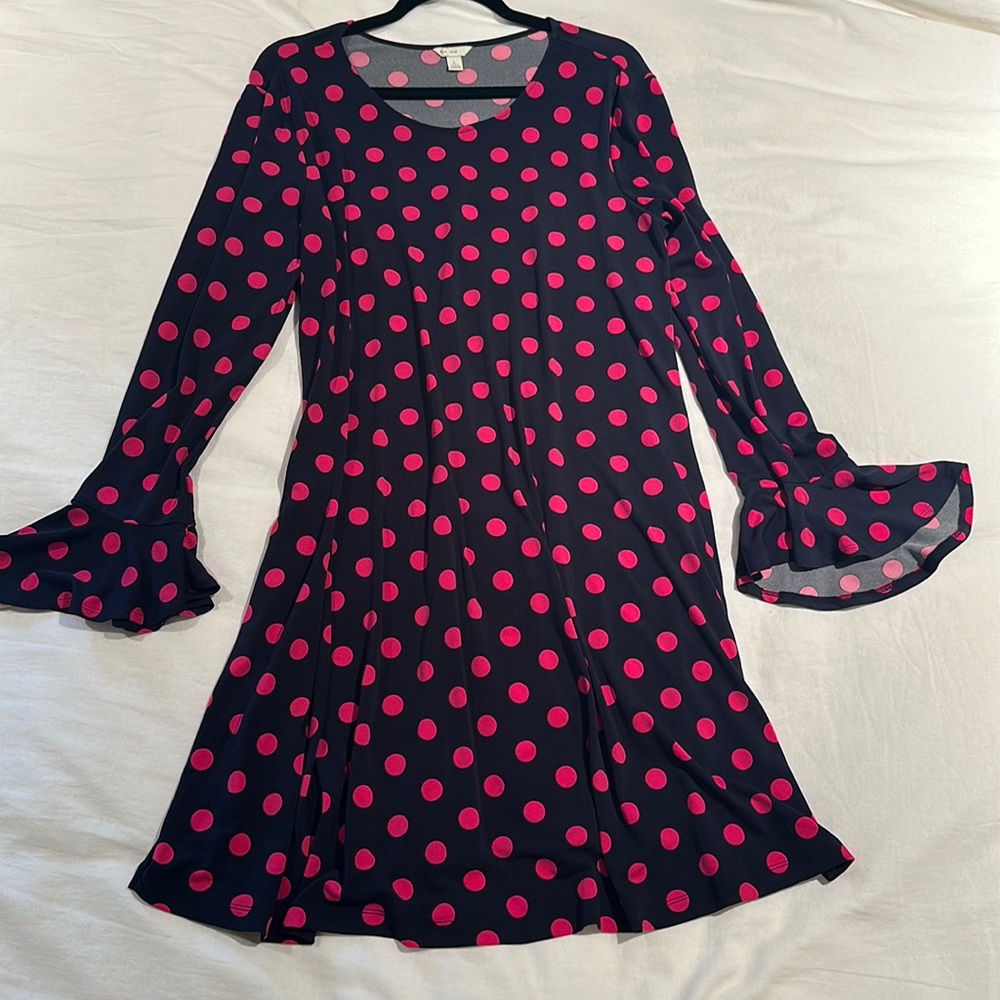 Large dress, flair cuff sleeve, pockets, doesn’t wrinkle